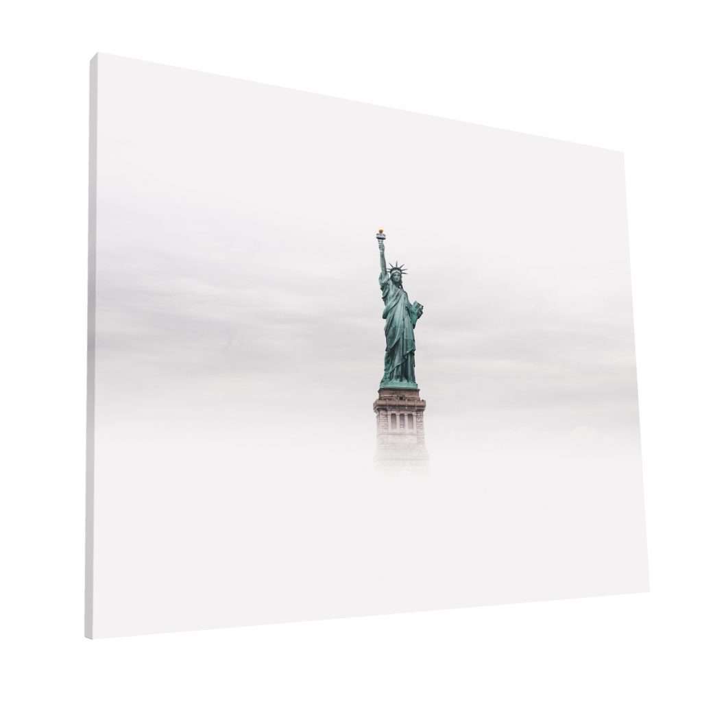 Estatua de La Libertad entre niebla