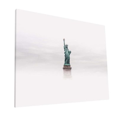 Estatua de La Libertad entre niebla