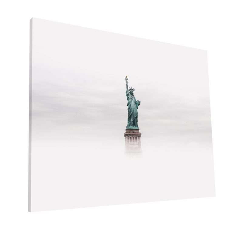 Estatua de La Libertad entre niebla