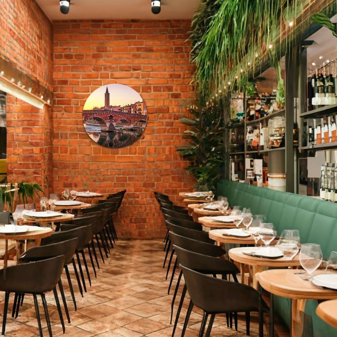 Cuadros de Fotos Personalizado | Canvas y Acrílico HD Acrílico circular en un restaurante con pared de ladrillo