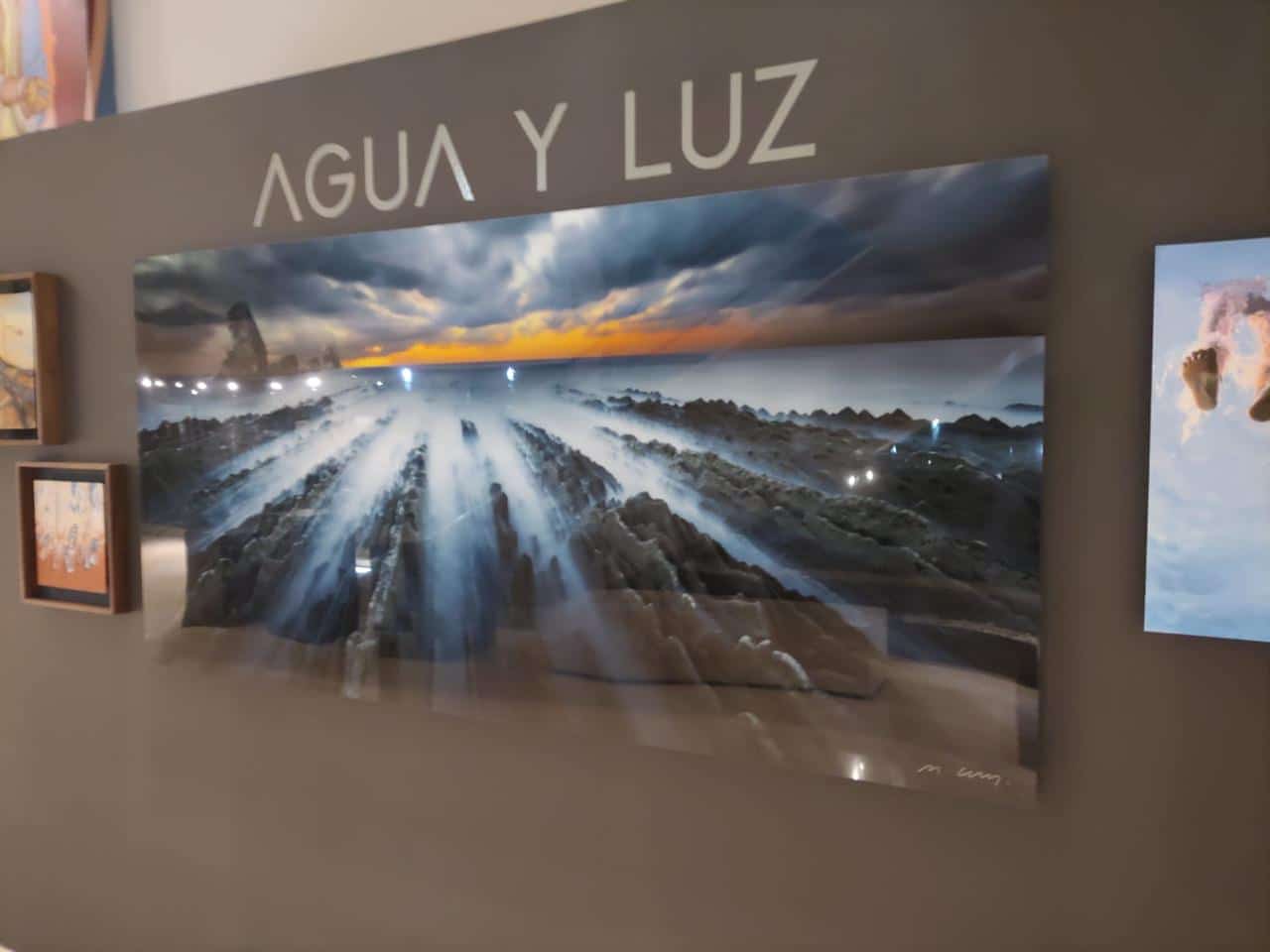 Cuadros para empresas Cuadros en acrílico instalados en un espacio comercial