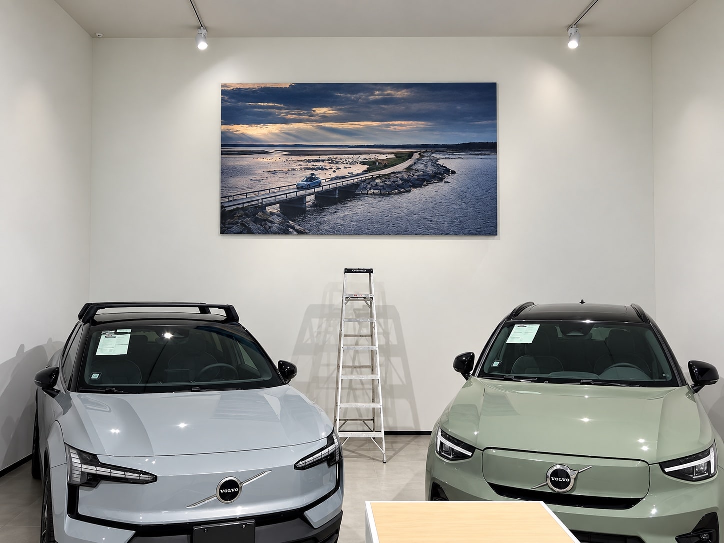 Cuadros de Fotos Personalizado | Canvas y Acrílico HD Cuadro instalado en una agencia de autos