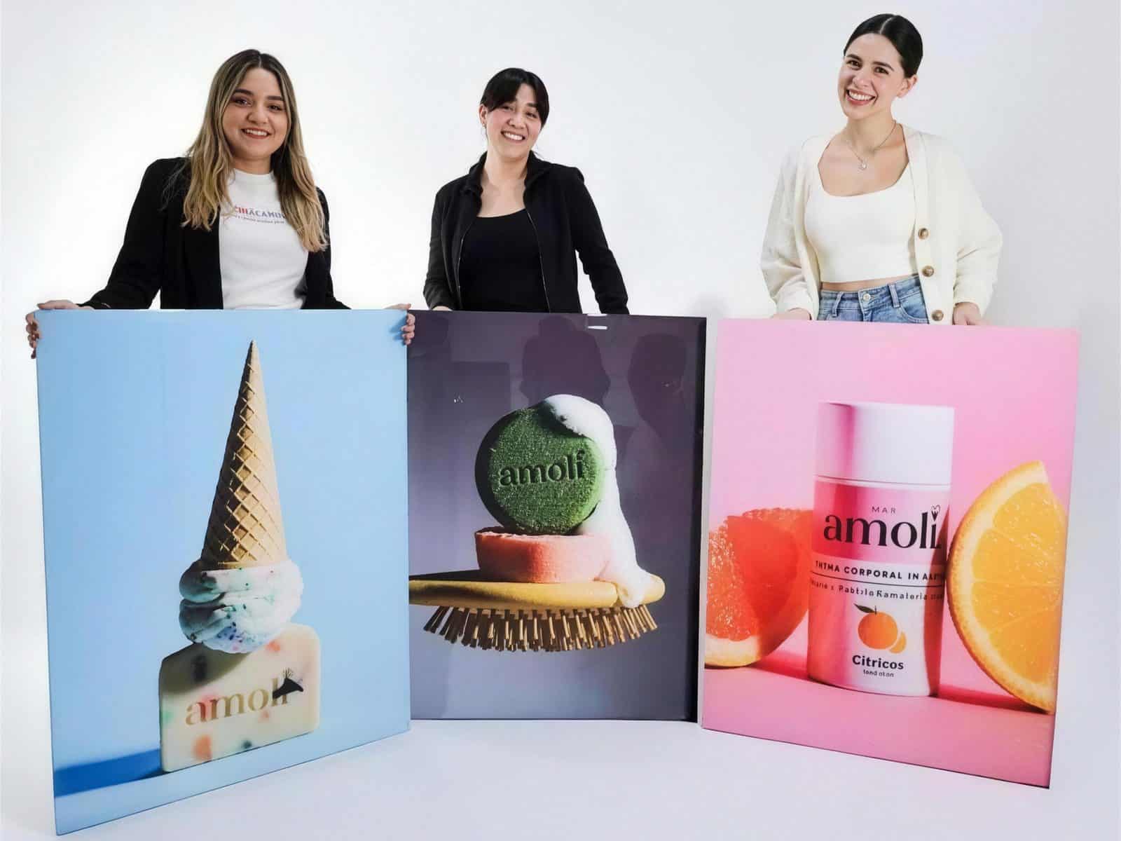 Cuadros de Fotos Personalizado | Canvas y Acrílico HD Tres chicas sosteniendo cuadros de acrílico impresos por Krea Canvas