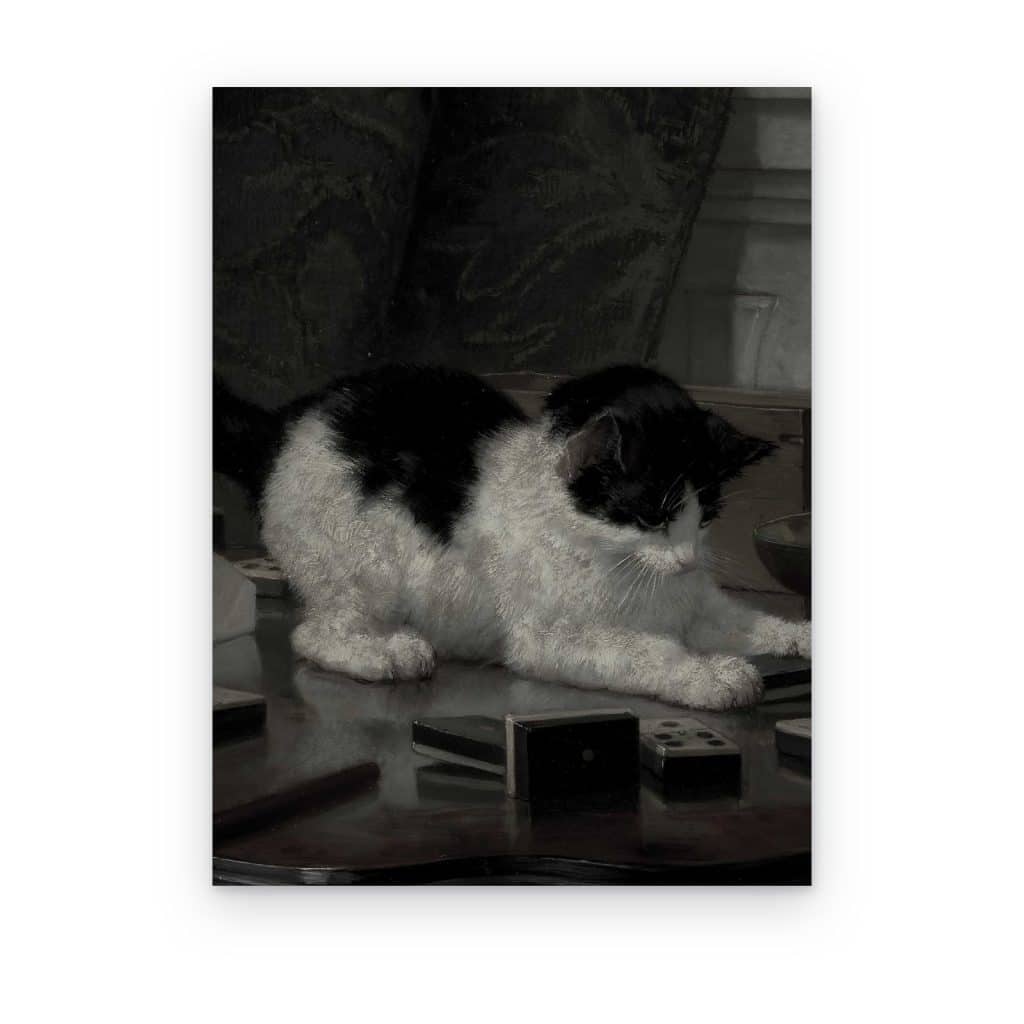 Cuadro Gato en la Mesa impreso en canvas, gato blanco y negro con dominó sobre mesa oscura