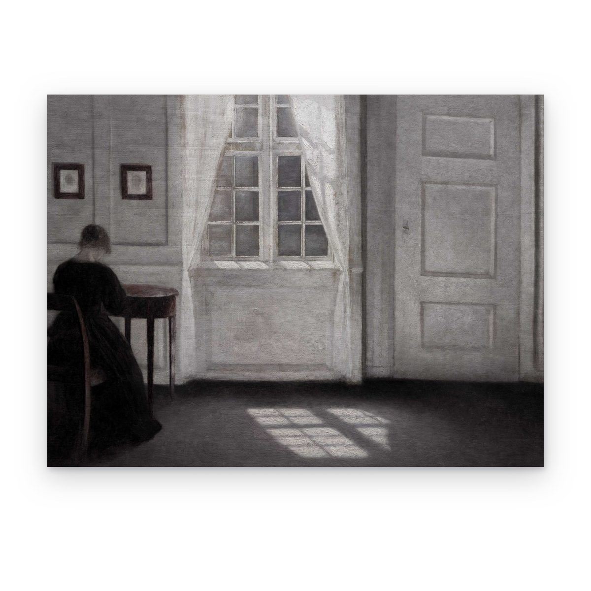 Cuadro Luz en la Ventana impreso en canvas, mujer de negro junto a una ventana iluminada