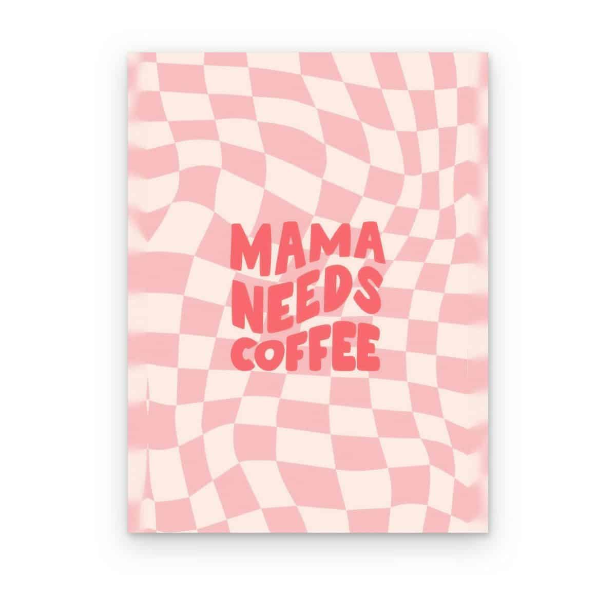 Cuadro Mama Needs Coffee impreso en canvas, letras coral sobre cuadros ondulados rosa pastel